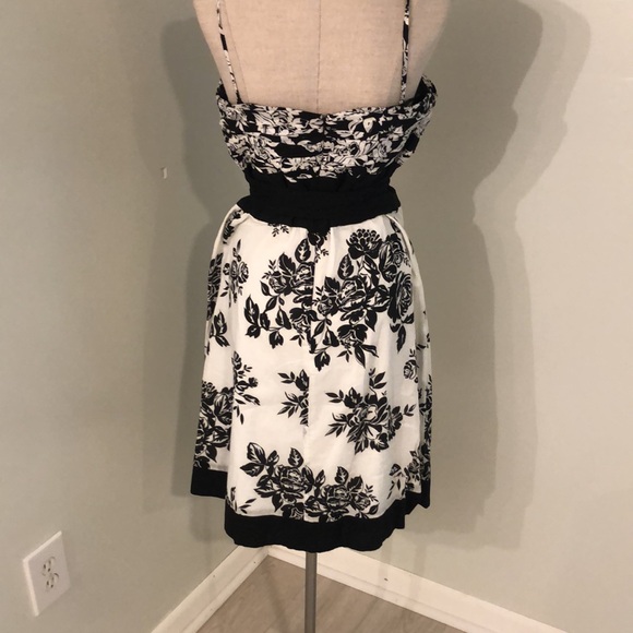 Beautiful White House Black Market dress - Picture 4 of 7